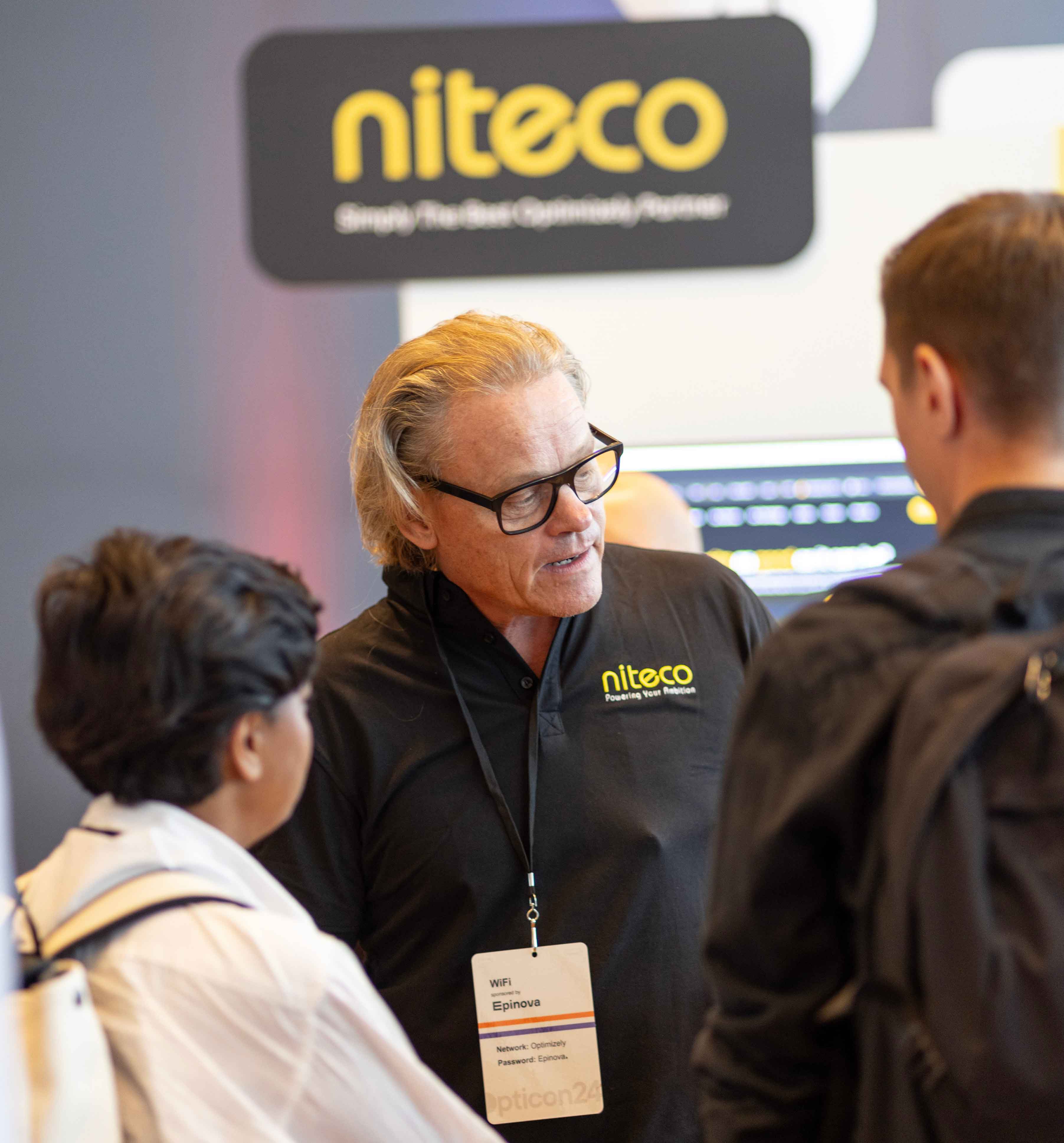 Niteco's expert - Rikard is talking to the event attendees. 