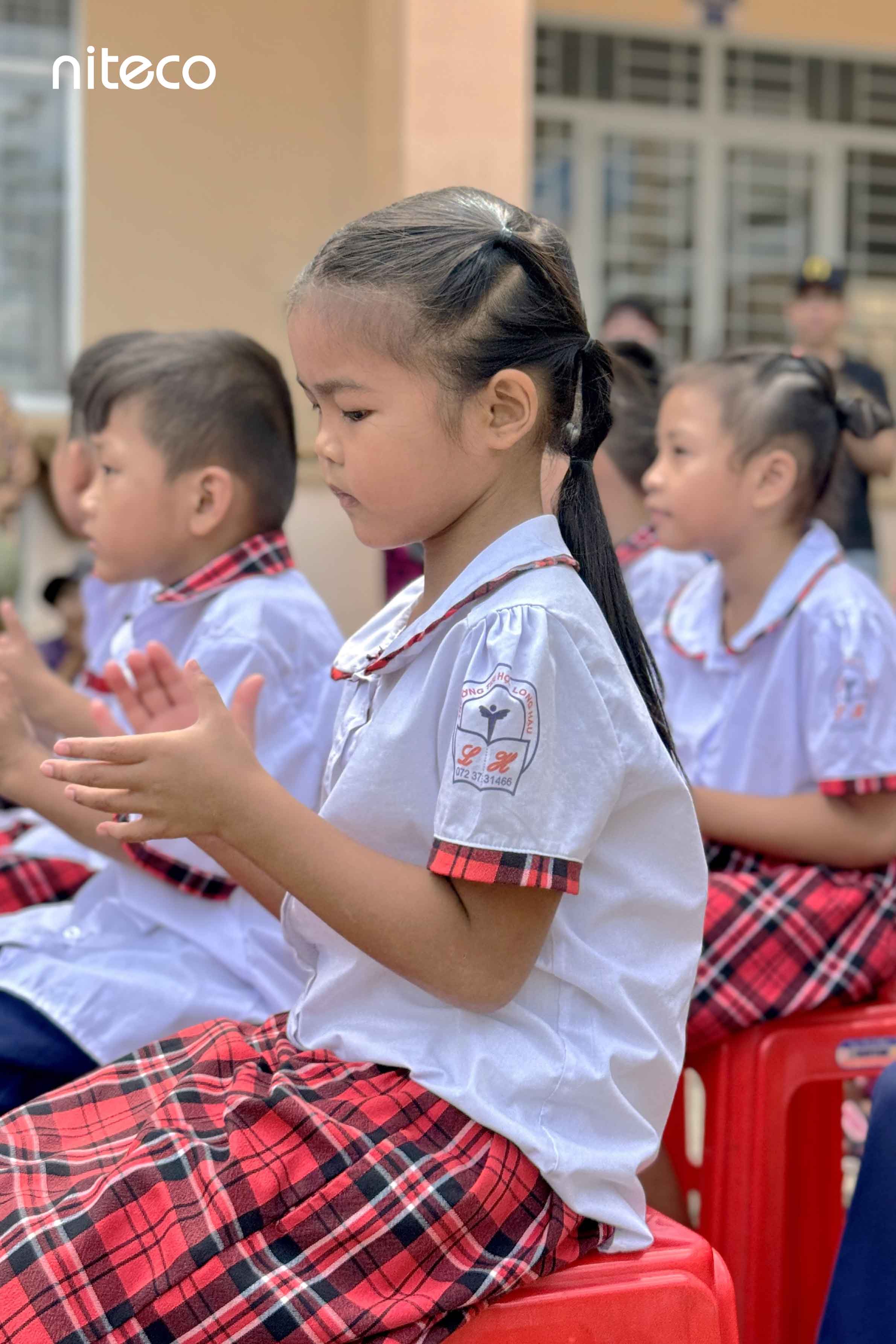 Each student will receive 1 million VND and a mooncake box