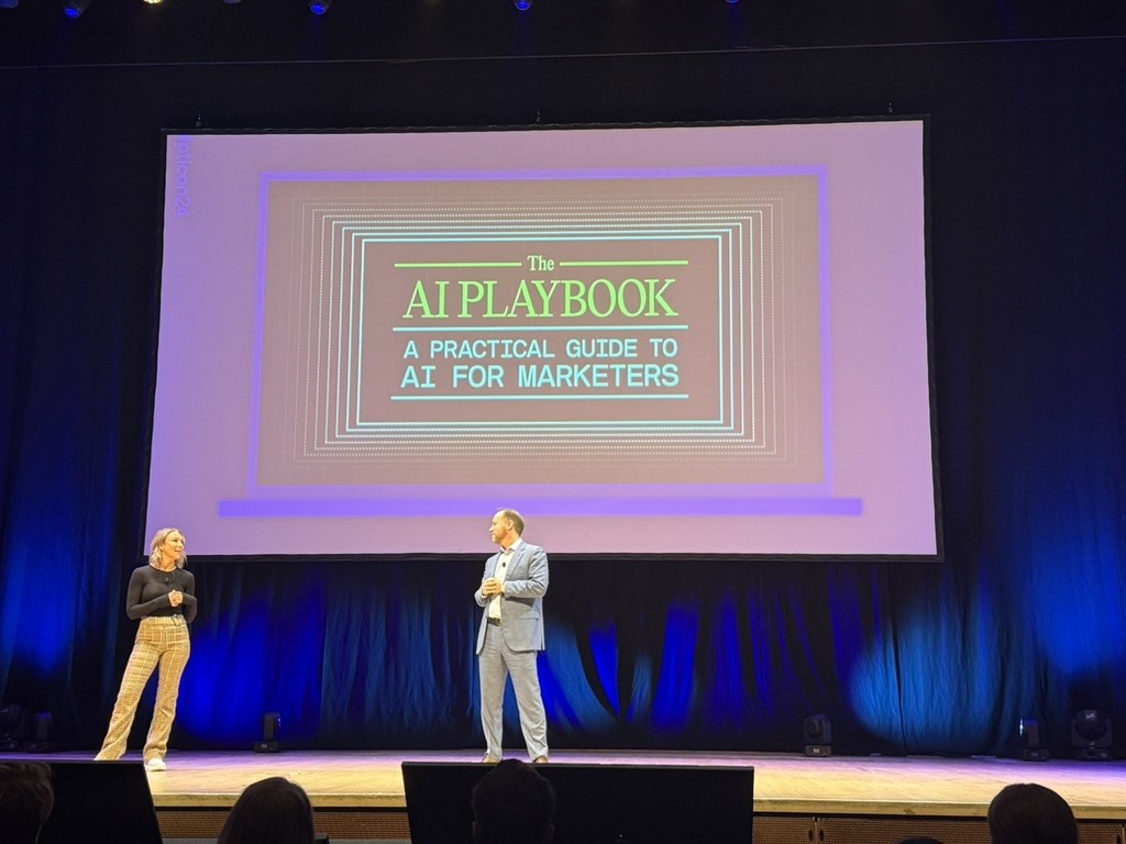 A person and person on stage

Description automatically generated