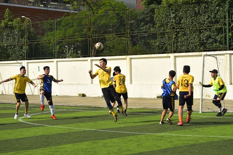 Cầu thủ tranh bóng trong một trận đấu tại Niteco Cup 2022