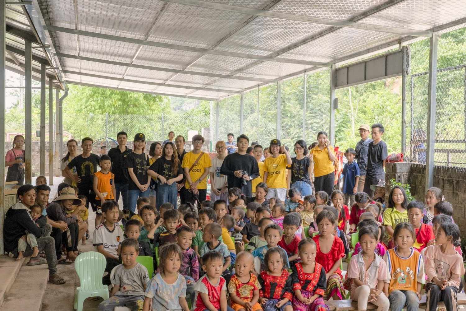 The Niteco and Vui Hanh Thien teams took photos with kids in Pha Luong kindergarten