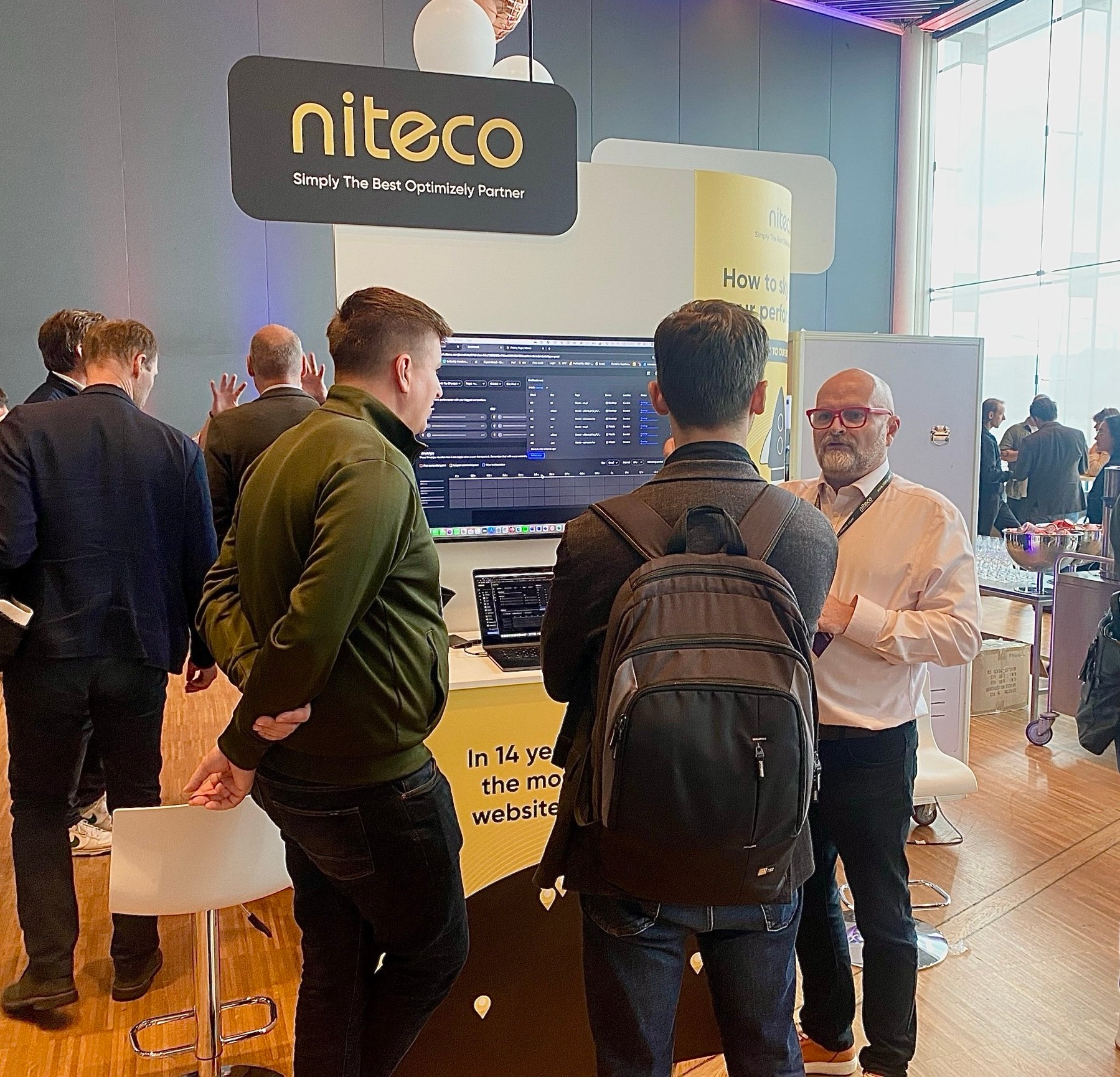 A picture of Niteco CEO Pelle Niklasson discussed with Opticon 2024 attendees at Niteco’s booth. 