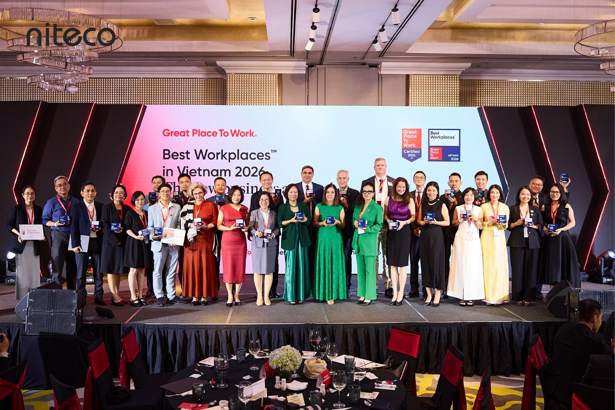 Representatives of 35 companies at the ranking announcement ceremony.