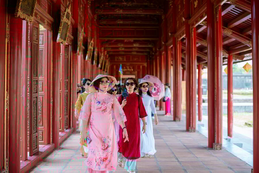 Nite-girls in Ao Dai exploring Hue