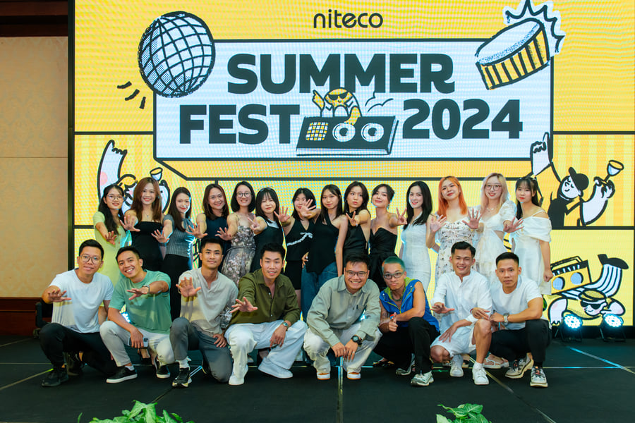 The incredible Digiral Marketing team on the stage