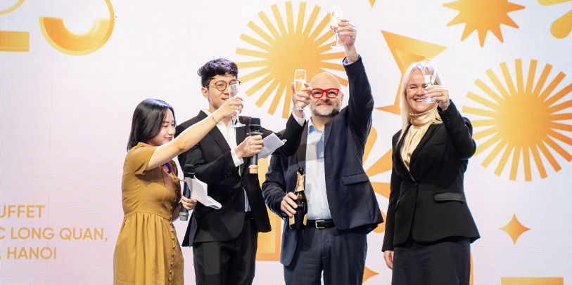 People celebrating with drinks at a corporate event in Hanoi buffet venue