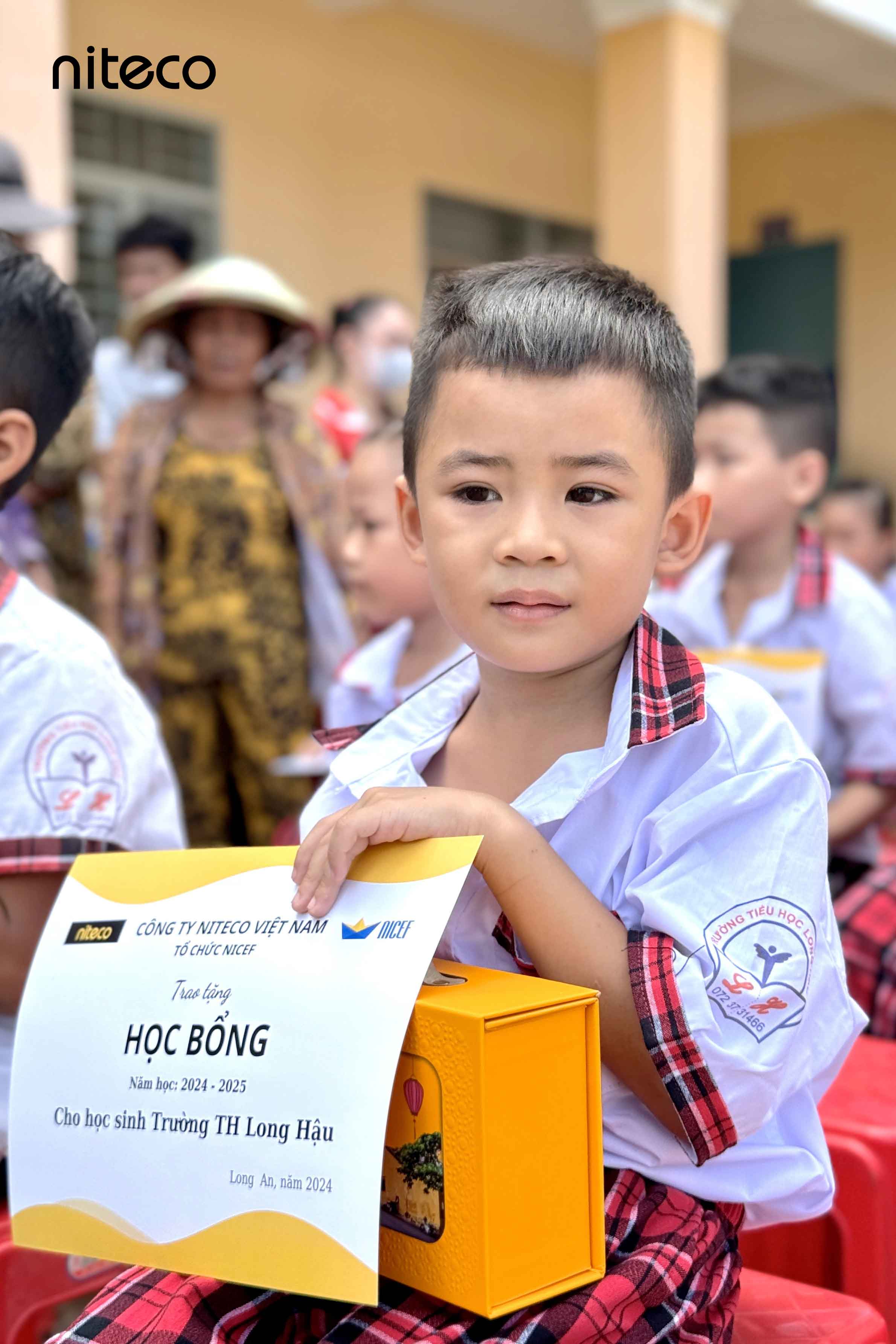 Each student will receive 1 million VND and a mooncake box