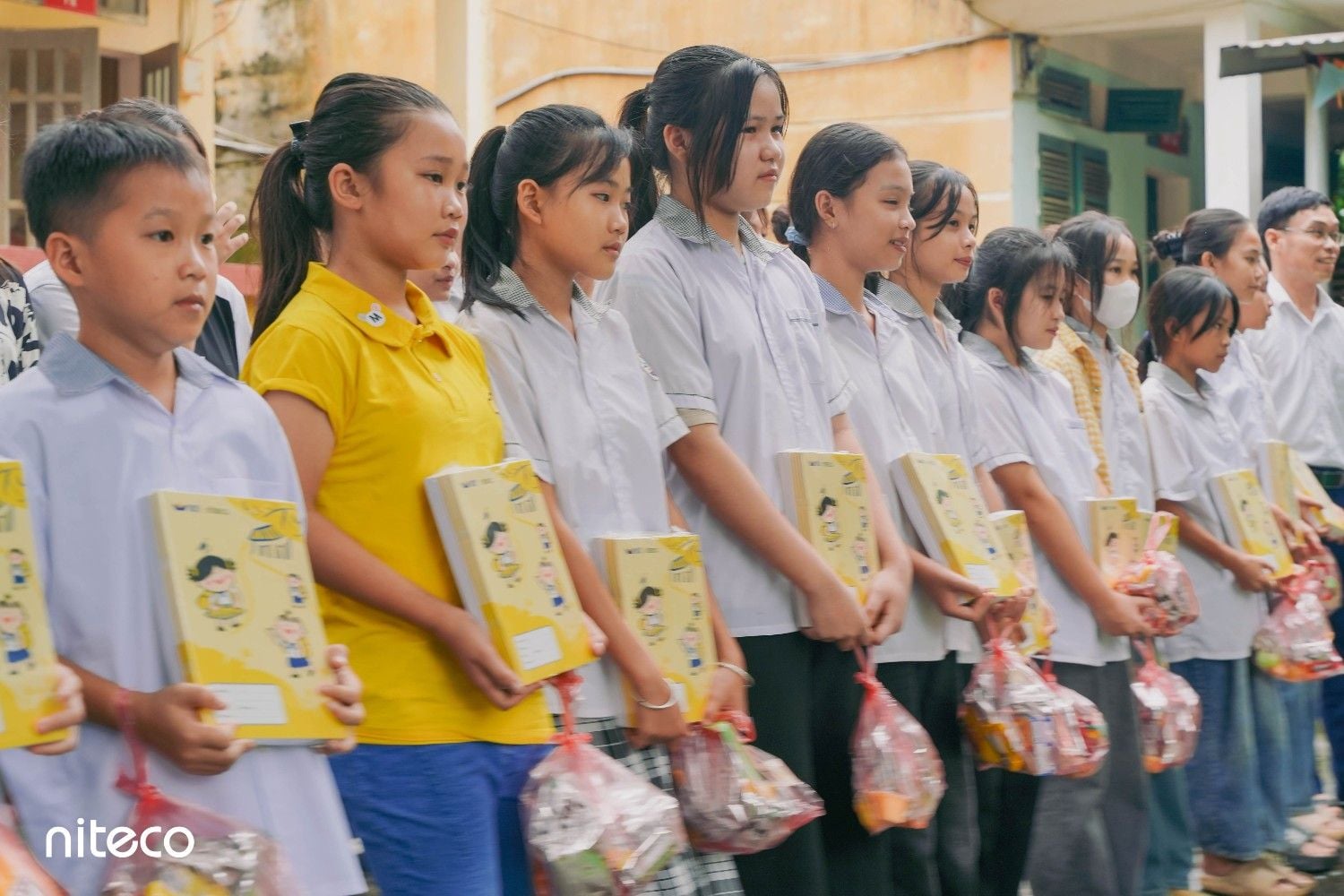 Giveaway of high-quality notebooks made by Niteco and gift sets to the students at Trung Hoa schools in Hoa Binh.