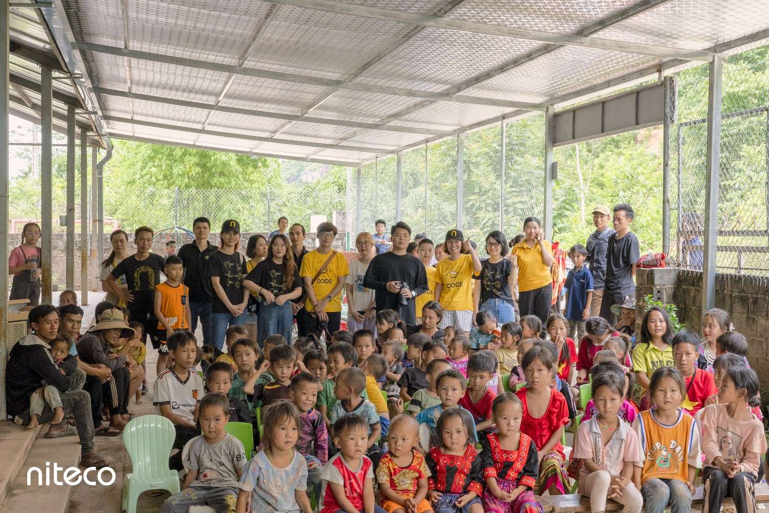 NICEF and Vui Hanh Thien teams with children at Pha Luong Kindergarten, marking the donation of new facilities to the rural school.