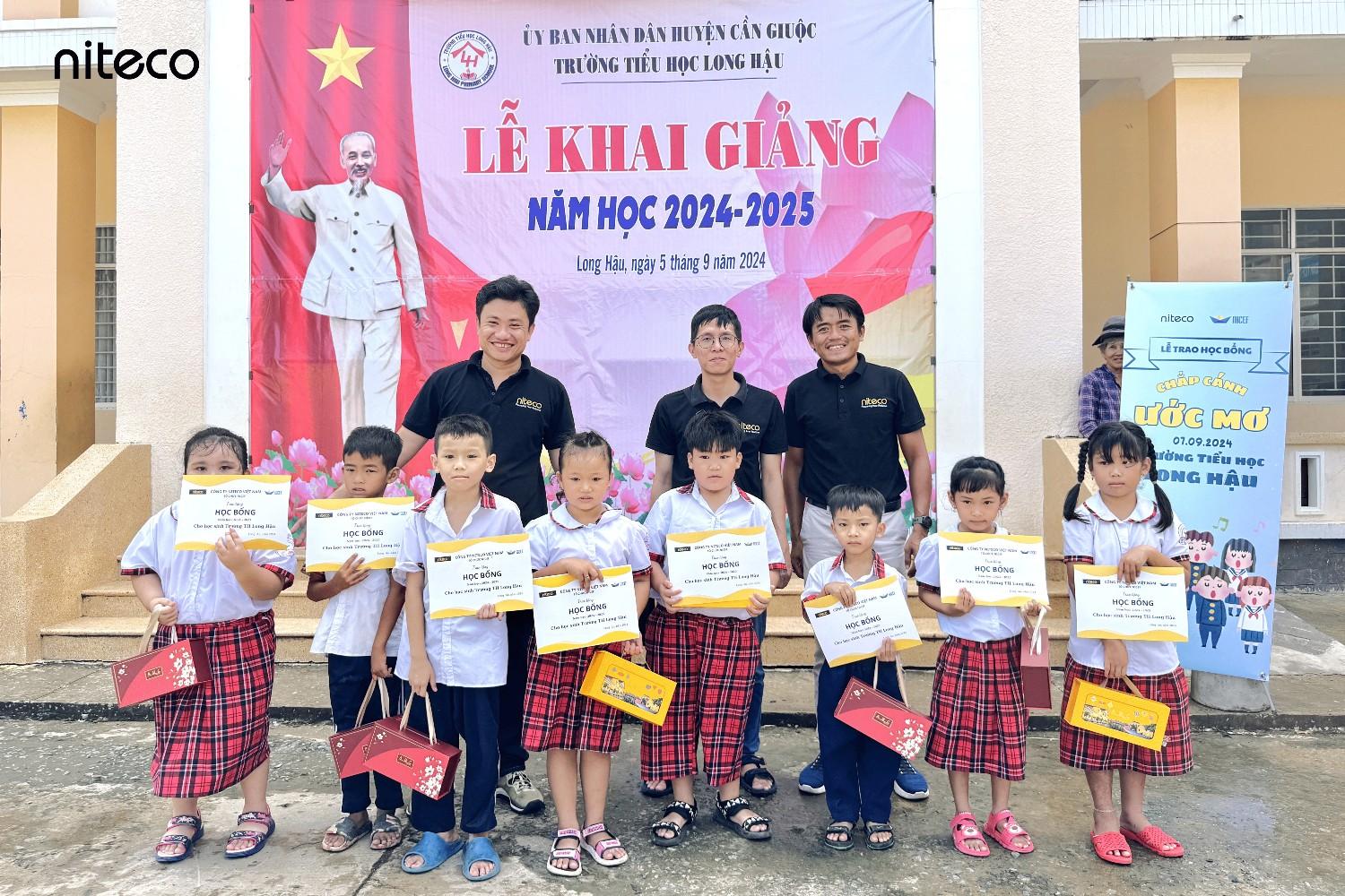 NICEF and the students of Long Hau Primary School