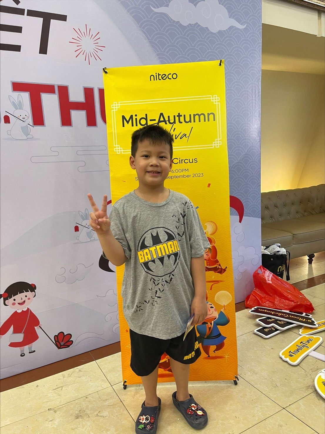 Child posing with peace sign at Mid-Autumn Festival hosted by Niteco