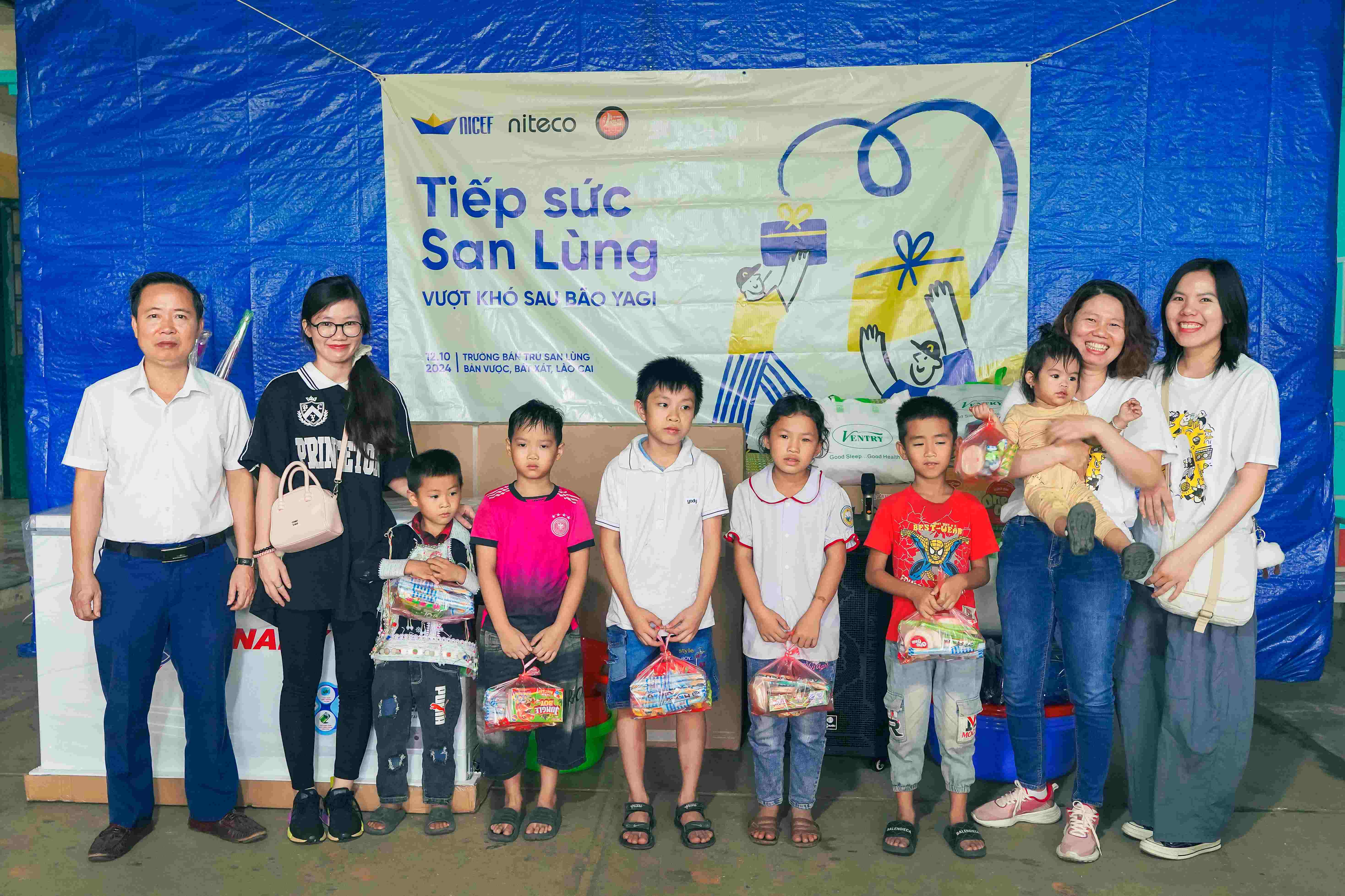 Group photo with students and volunteers