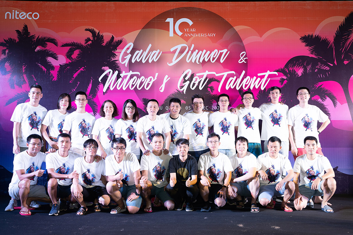 gala-dinner-whole-team(556x291).jpg