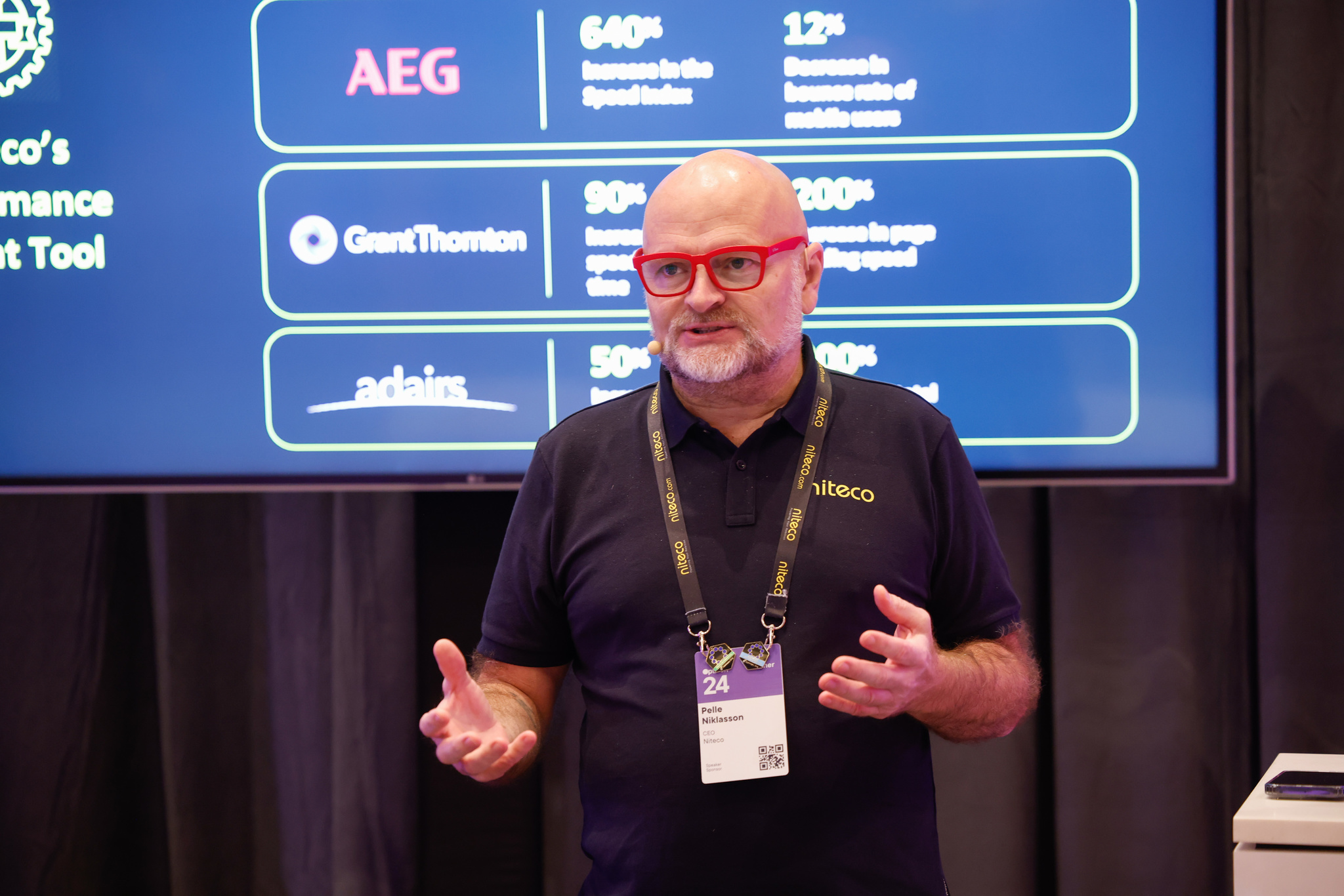 Niteco CEO Pelle Niklasson presenting performance improvement data at event.